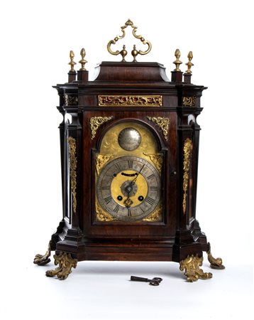  
Orologio da mensola firmato Francesco Muscitelli Roma, metà del XVIII secolo
 Altezza x larghezza x diametro: 54 x 42 x 21 cm. 