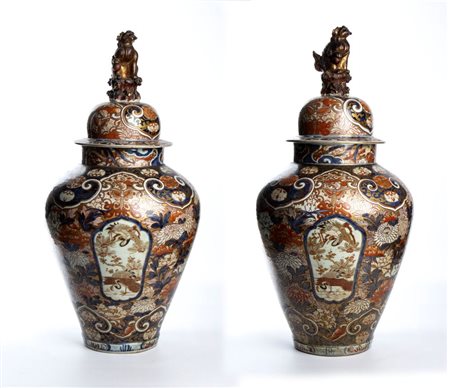  Coppia di grandi potiche cinesi, periodo tardo Qing  Altezza x diametro: 72 x 35 cm. 