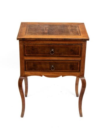  
Comodino Italia settentrionale, XIX secolo
 Altezza x larghezza x profondità: 80 x 58 x 39 cm.