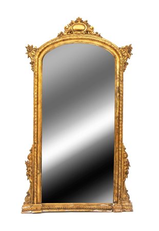  
Specchiera francese dorata Napoleone III XIX secolo
 Altezza x larghezza x profondità: 203 x 116 x 12 cm.