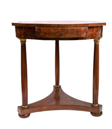  
Tavolino Gueridon lucchese impero Primo quarto del XIX secolo
 Altezza x diametro: 81 x 84 cm.cm.