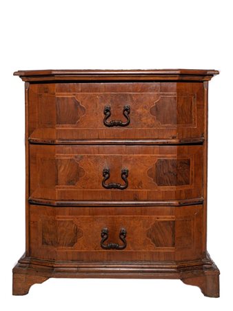  
Piccolo comò scantonato XIX secolo
 Altezza x larghezza x profondità: 84 x 78 x 39 cm.