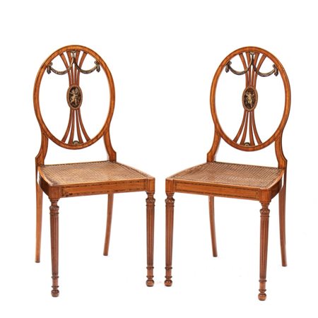  
Coppia di sedie dipinte in stile Sheraton Inghilterra, XIX secolo
 Altezza x larghezza x profondità: 90 x 42 x 43 cm. Altezza seduta: 44 cm.