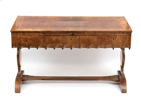  
Scrivania da centro Carlo X Area lombarda, XIX secolo
 Altezza x larghezza x profondità: 78 x 134 x 68 cm.