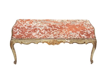  
Tavolino laccato e dorato Venezia, XIX secolo
 Altezza x larghezza x profondità: 44 x 124 x 64 cm.