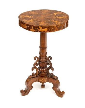  
Tavolino tondo intarsiato Emilia, XIX secolo
 Altezza x diametro: 77,5 x 45 cm.