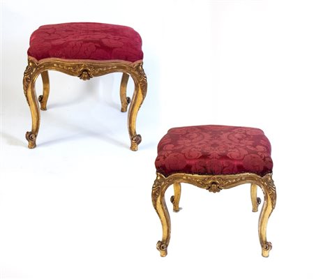  
Coppia di panchetti dorati in stile Luigi XV Italia, XIX secolo
 Altezza x larghezza x profondità: 45 x 48 x 48 cm.