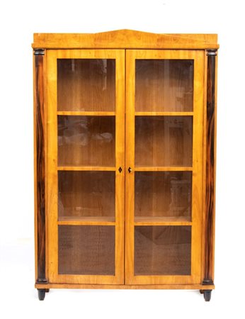  
Vetrina a due ante Biedermeier Austria, XIX secolo
 Altezza x larghezza x profondità: 182 x 122,5 x 32 cm.