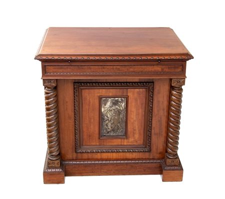 JULIUS YACOBY  
Credenza Vittoriana inglese in mogano XIX secolo
 Altezza x larghezza x profondità: 100 x 104 x 74 cm.