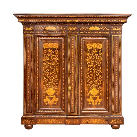  
Armadio intarsiato Olanda, XIX secolo
 Altezza x larghezza x profondità: 199 x 202 x 76 cm.