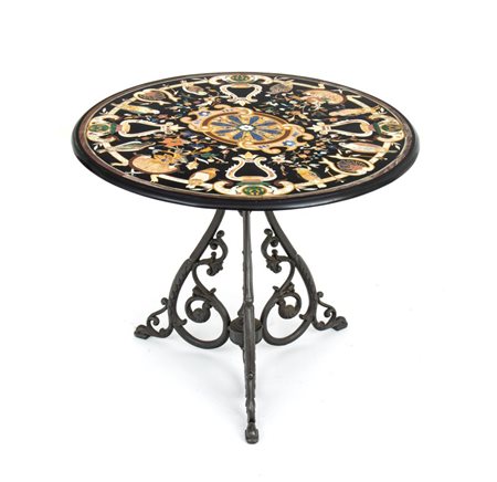  
Tavolo italiano in marmo intarsiato XX secolo
 Altezza x diametro: 76 x 91 cm.