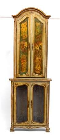  
Credenza a due corpi laccata e dipinta Venezia, XX secolo
 Altezza x larghezza x profondità: 228,5 x 83 x 30 cm.