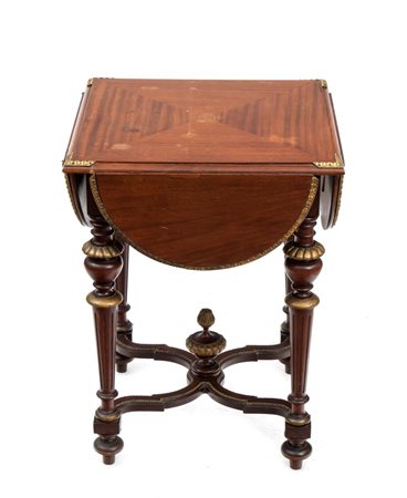  
Tavolo da salotto in stile Neoclassico Francia, XX secolo
 Altezza x larghezza x profondità: 76 x 58 x 58 cm. Larghezza alette: 21 cm.