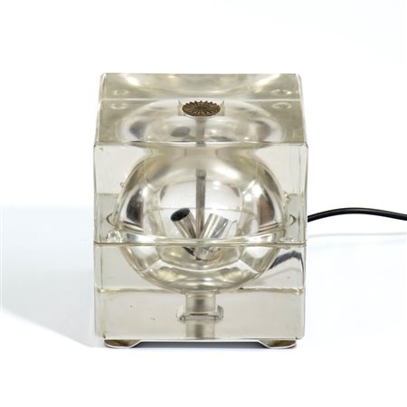  
Lampada da tavolo cubo sfera disegnata da Alessandro Mendini, Italia XX secolo
 Altezza x larghezza x profondità: 17 x 16 x 16 cm.