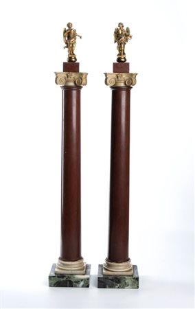  
Coppia di colonne in marmo con angeli in bronzo dorato Italia, XVIII secolo
 Altezza x larghezza x profondità: 75 x 11,5 x 11,5 cm. 