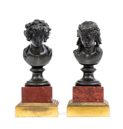  
Coppia di busti in bronzo Francia, XIX secolo
 Altezza x larghezza x profondità: 26 x 12 x 12 cm.