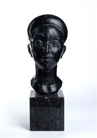 ALASIA BORGHESE (1926 - 2017) 
Busto di donna in marmo XX secolo
 Altezza x larghezza x profondità: 49 x 14 x 18 cm.
