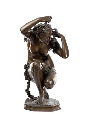 JEAN-BAPTISTE CARPEAUX (after) (1827 - 1875) 
Scultura in bronzo raffigurante Flora accovacciata XIX secolo
 Altezza x larghezza x profondità: 52 x 23 x 31 cm.