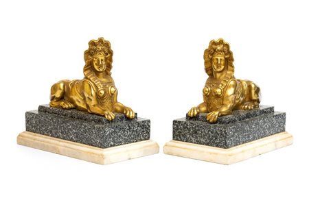  
Coppia di sfingi in bronzo dorato su base in marmo Francia, XIX secolo
 Altezza x larghezza x profondità: 18 x 18 x 11,5 cm.