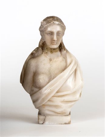  
Busto femminile in marmo bianco Italia centrale, XIX secolo
 Altezza x larghezza x profondità: 20 x 14 x 6 cm.
