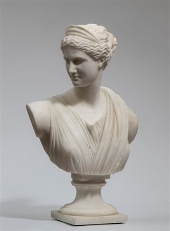  
Busto in marmo raffigurante Diana Italia, inizio XX secolo
 Altezza x larghezza x profondità: 42 x 27 x 17 cm.