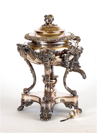  
Samovar in Old Sheffield inizio XIX secolo
 Altezza x larghezza x profondità: 42 x 32 x 37 cm. Peso: 6500 gr. circa.