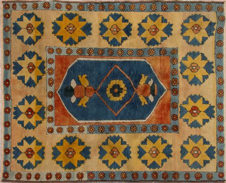  
Tappeto kilim XX secolo
 Altezza x larghezza 184 x 149 cm.
