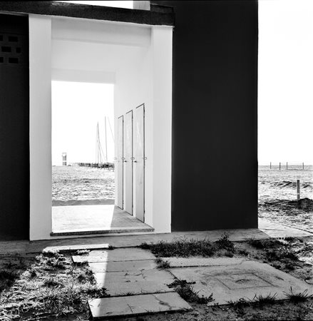 Gabriele Basilico (1983) Saronno 1983 Geometrie contro Fotografia su forex 50x50