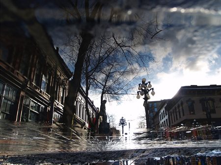 Jonathan Dy (Canada, 1980 - ) Gastown 2009 21 x 29,7 cm (18,6 x 28 cm...