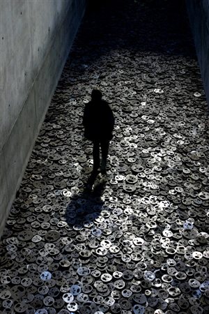 Marco Bulgarelli (Italia, 1973 - ) Faces 2004 21 x 29,7 cm (18,6 x 28 cm...