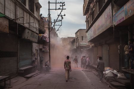 Hervé All (Lione, Francia, 1976 - ) Holi Street 2018 21 x 29,7 cm (18,6 x 28...