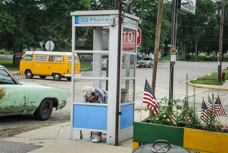 Dennis Church (USA, 1949 - ) Woman in Phone Booth 2007 21 x 29,7 cm (20 x 25...