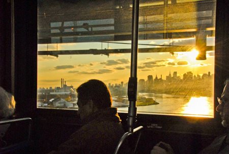 Dennis Church (USA, 1949 - ) Manhattan Skyline from Bus 2008 21 x 29,7 cm (20...