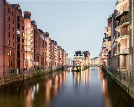 Maciej Leszczyński (Elblag, Polonia, 1986 - ) Speicherstadt #2 2017 21 x 29,7...