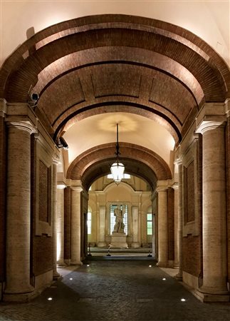 Emanuele Cucuzza (Roma, 1975 - ) On the Pedestal 2017 21 x 29,7 cm (20 x 28...