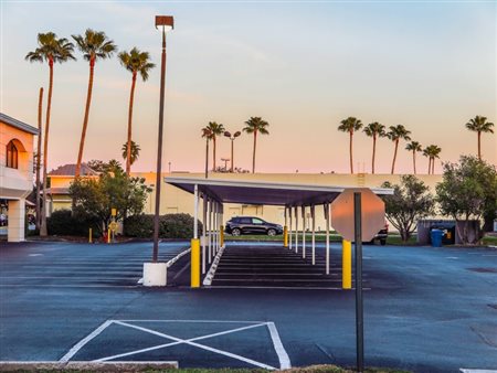 Dennis Church (USA, 1949 - ) Car Port and Palm Trees 2017 76,2 x 50,8 cm...