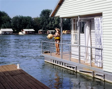 Marco Bulgarelli (Italia, 1973 - ) Woman on the river 2009 21 x 29,7 cm (18,6...