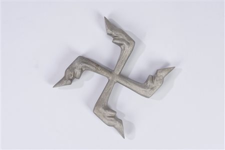 Daniel Spoerri (Galati 1930 - Vienna 2024)  - Croce con piedi a zoccolo,  