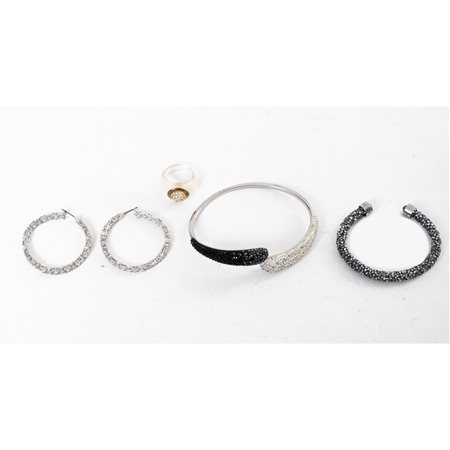 SWAROVSKI, Orecchini, due bracciali ed anello