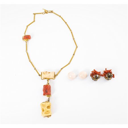 PRODUZIONE ITALIANA 1970 ca., Collana e due paia di orecchini