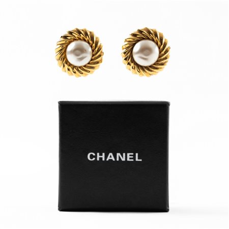 CHANEL, Orecchini a bottone