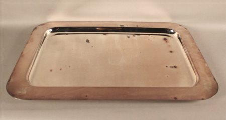 Vassoio in silver plated. XX secolo. Difetti. Mis. Lung. cm. 62 Alt. cm. 43 ca.