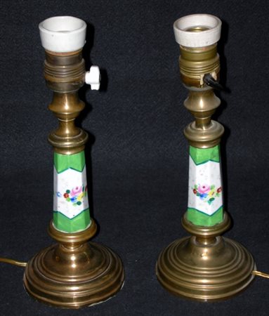 Coppia di candelieri in ottone e ceramica dipinta montati a lampada. Inizi XX...