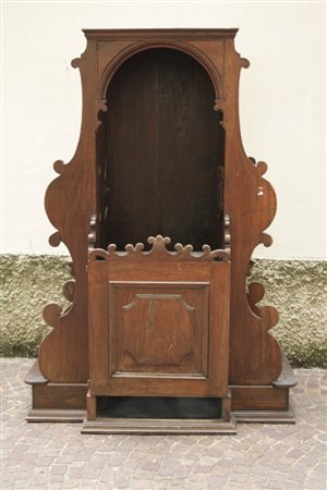 Confessionale in legno. XVIII secolo. Mis. Lung. cm. 130 Alt. cm. 210 Prof....