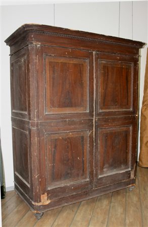 Armadio in legno laccato smontabile. XIX secolo. Mis. Lung. cm. 170 Alt. cm....