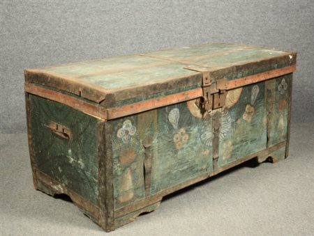 Baule in legno laccato. XIX secolo. Difetti. Mis. Lung. cm. 110 Alt. cm. 52...