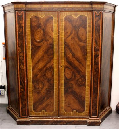 Armadio scantonato in legno laccato smontabile. XX secolo. Mis. Lung. cm. 200...