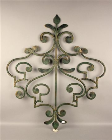 Attaccapanni in ferro battuto. XX secolo. Mis. Lung. cm. 60 Alt. cm. 63 ca.