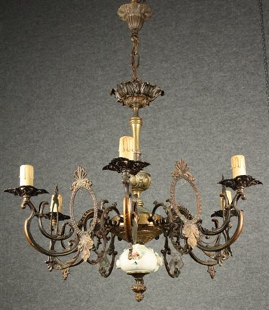 Lampadario in bronzo dodici bracci, sei luci. XX secolo. Lievi difetti. Mis....