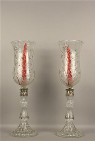 Coppia di portacandele in vetro con decori in oro. XX secolo. Mis. Alt. cm....